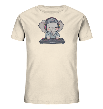 Onlineshop Shirts fuer Kinder - Das Bild zeigt ein hellbeiges Kinder-T-Shirt. Darauf ist eine niedliche Cartoon-Illustration eines Babyelefanten zu sehen, der einen grauen Kapuzenpullover, eine Kappe und Kopfhoerer traegt. Der Elefant ist als DJ dargestellt und steht hinter einem Mischpult mit Plattenspielern. Das Design verleiht dem Shirt einen verspielten und musikalischen Charakter.