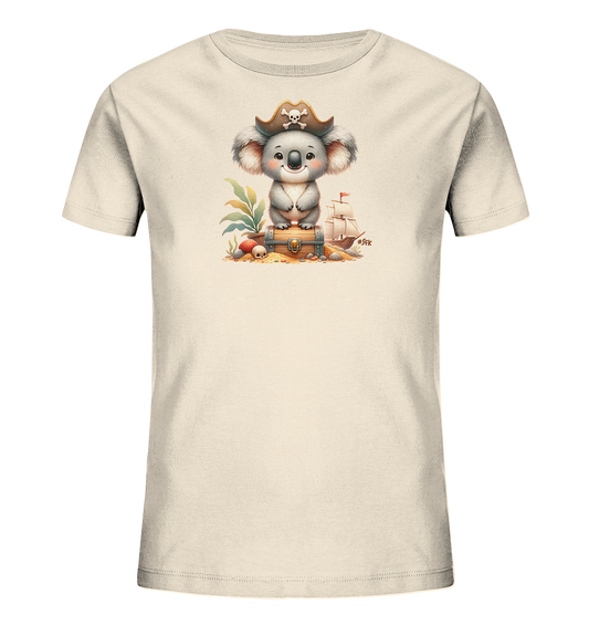Onlineshop Shirts fuer Kinder - Das Bild zeigt ein cremefarbenes Kinder-T-Shirt mit einer Illustration eines niedlichen Koalas. Der Koala traegt einen Piratenhut und sitzt auf einer Schatzkiste. Um ihn herum sind Elemente wie Sand, Muscheln und ein kleines Piratenschiff zu sehen. Das Motiv wirkt verspielt und thematisiert das Thema Piraten.