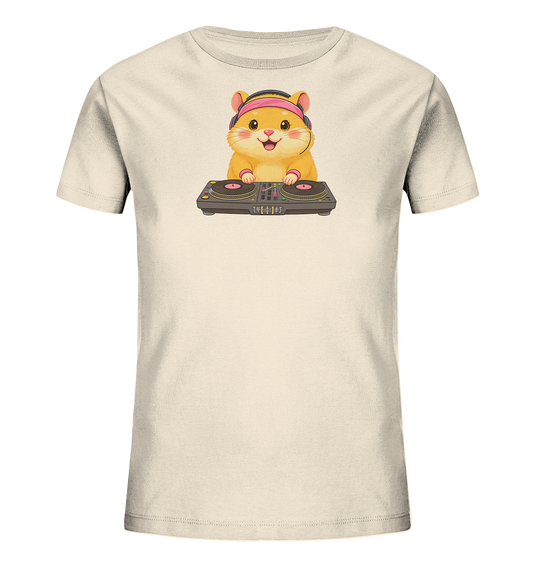 Onlineshop Shirts fuer Kinder - Das Bild zeigt ein cremefarbenes T-Shirt fuer Kinder. Auf der Vorderseite ist ein niedlicher, cartoonhafter Hamster abgebildet, der pinke Kopfhoerer traegt und hinter einem DJ-Mischpult steht. Der Hamster hat ein froehliches Gesicht und die Illustration verleiht dem Shirt einen verspielten, musikalischen Charakter.