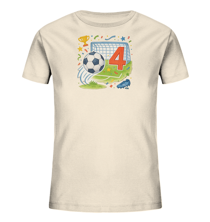 Onlineshop Shirts fuer Kinder - Das Bild zeigt ein beiges Kinder T-Shirt mit einer bunten Fussball-Illustration auf der Vorderseite. Zu sehen sind ein Fussball, ein Tornetz und die grosse rote Zahl '4' im Zentrum des Designs. Ein goldener Pokal, ein blauer Fussballschuh und festliche Elemente wie Konfetti und Sterne umrahmen das Motiv. Das Design wirkt dynamisch und feiert das Thema Fussball, ideal fuer einen besonderen Anlass oder jungen Sportfan.