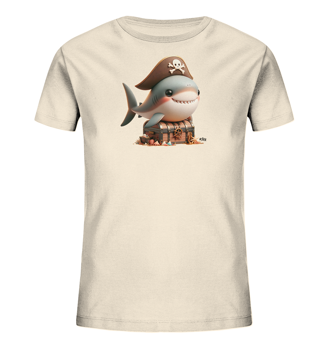 Onlineshop Shirts fuer Kinder - Dieses T-Shirt zeigt eine niedliche Illustration eines laechelnden Hais mit einem Piratenhut. Der Hai sitzt auf einer detailreichen Schatzkiste, umgeben von Muscheln und Sand. Das Design ist farbenfroh und verspielt, ideal fuer junge Abenteurer.