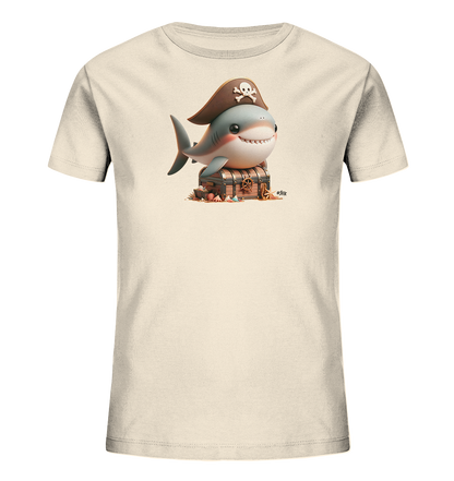Onlineshop Shirts fuer Kinder - Dieses T-Shirt zeigt eine niedliche Illustration eines laechelnden Hais mit einem Piratenhut. Der Hai sitzt auf einer detailreichen Schatzkiste, umgeben von Muscheln und Sand. Das Design ist farbenfroh und verspielt, ideal fuer junge Abenteurer.