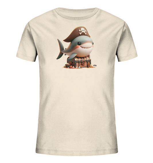 Onlineshop Shirts fuer Kinder - Dieses T-Shirt zeigt eine niedliche Illustration eines laechelnden Hais mit einem Piratenhut. Der Hai sitzt auf einer detailreichen Schatzkiste, umgeben von Muscheln und Sand. Das Design ist farbenfroh und verspielt, ideal fuer junge Abenteurer.