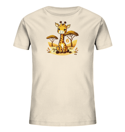 Onlineshop Shirts fuer Kinder - Das Bild zeigt ein beiges T-Shirt fuer Kinder mit einem niedlichen Print. Darauf ist eine lachende Cartoon-Giraffe in sitzender Position abgebildet. Hinter der Giraffe sind zwei Savannenbaeume und die Zahl '6' zu sehen. Das Design wird durch einen stilisierten Sonnenuntergang im Hintergrund ergaenzt und wirkt froehlich.