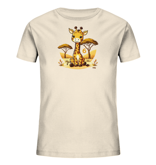 Onlineshop Shirts fuer Kinder - Das Bild zeigt ein beiges T-Shirt fuer Kinder mit einem niedlichen Print. Darauf ist eine lachende Cartoon-Giraffe in sitzender Position abgebildet. Hinter der Giraffe sind zwei Savannenbaeume und die Zahl '6' zu sehen. Das Design wird durch einen stilisierten Sonnenuntergang im Hintergrund ergaenzt und wirkt froehlich.