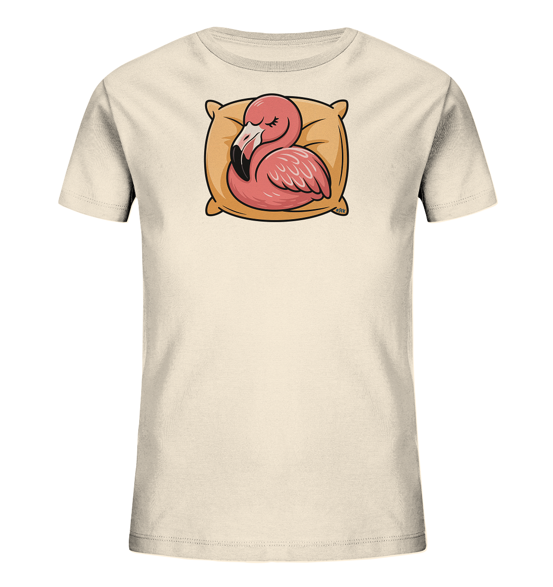 Onlineshop Shirts fuer Kinder - Das Bild zeigt ein hellbeiges Kinder-T-Shirt mit einem niedlichen Aufdruck. Ein rosa Flamingo ruht friedlich auf einem beigen Kissen, die Augen geschlossen. Das verspielte Design wirkt beruhigend und ist ideal fuer kleine Traeumer. Es verleiht dem Shirt einen sanften und kinderfreundlichen Charakter.
