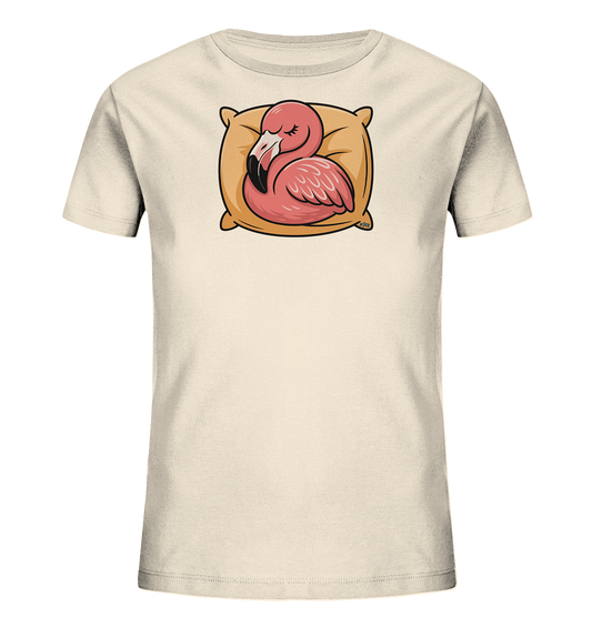 Onlineshop Shirts fuer Kinder - Das Bild zeigt ein hellbeiges Kinder-T-Shirt mit einem niedlichen Aufdruck. Ein rosa Flamingo ruht friedlich auf einem beigen Kissen, die Augen geschlossen. Das verspielte Design wirkt beruhigend und ist ideal fuer kleine Traeumer. Es verleiht dem Shirt einen sanften und kinderfreundlichen Charakter.