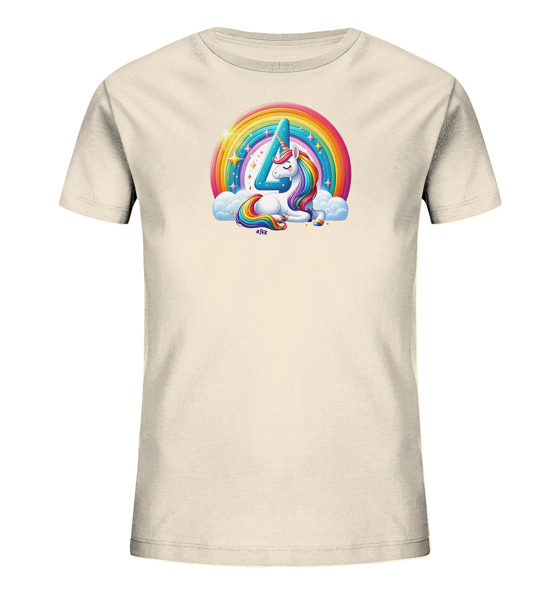 Onlineshop Shirts fuer Kinder - Das Bild zeigt ein cremefarbenes Kinder-T-Shirt. Darauf ist ein schlafendes Einhorn mit bunter Maehne und Schweif zu sehen, das auf Wolken liegt. Über dem Einhorn spannt sich ein Regenbogen, in den die Zahl '4' integriert ist. Funkelnde Sterne ergaenzen das maerchenhafte Motiv.