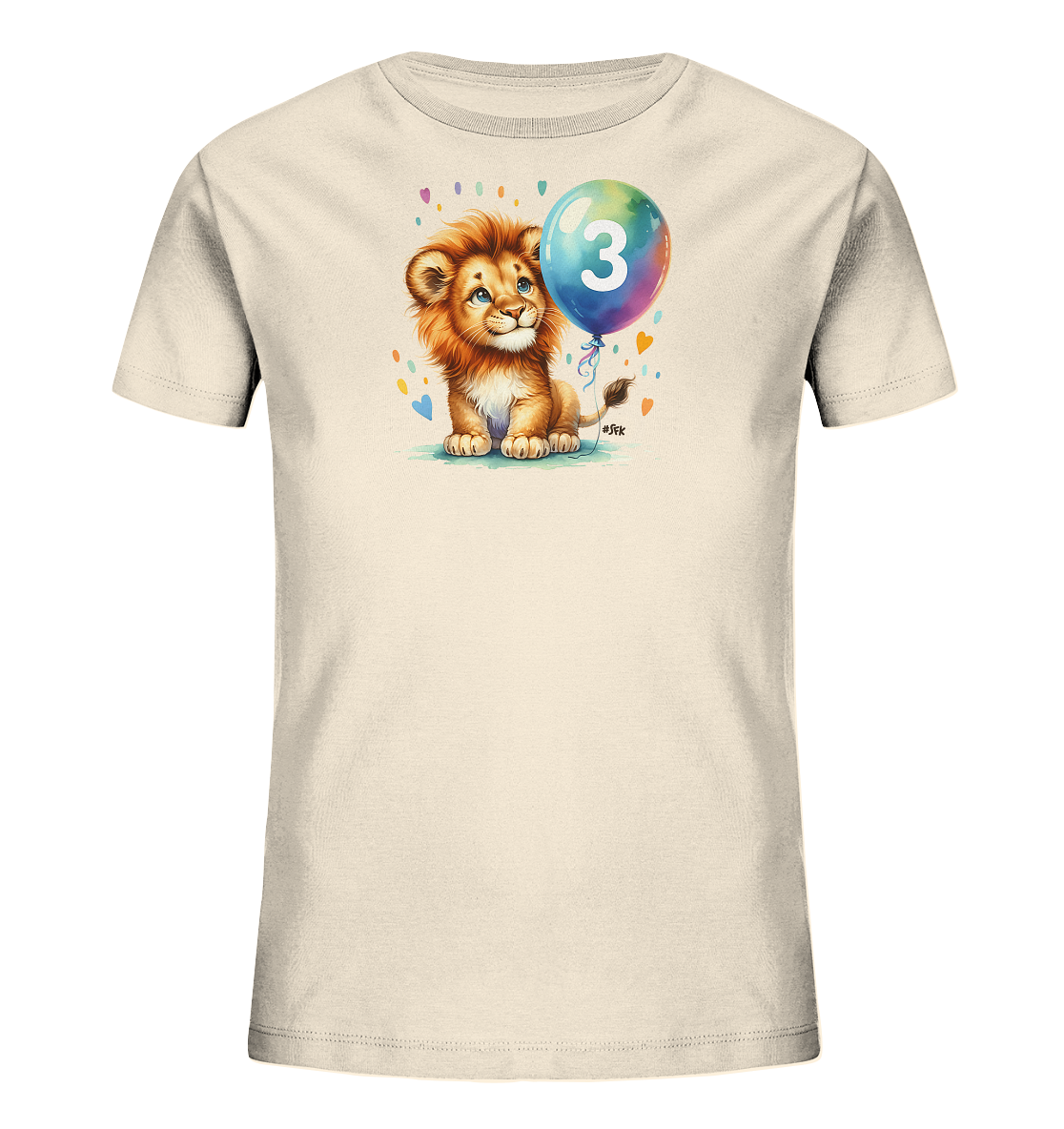 Onlineshop Shirts fuer Kinder - Das Bild zeigt ein helles T-Shirt fuer Kinder mit einem entzueckenden Motiv. Im Zentrum sitzt ein kleiner, freundlicher Loewe neben einem mehrfarbigen Ballon, der die Zahl 3 traegt. Um das Motiv sind bunte Herzen und Punkte als Dekoration angeordnet. Das Design ist detailliert und farbenfroh gestaltet.
