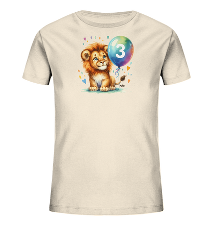 Onlineshop Shirts fuer Kinder - Das Bild zeigt ein helles T-Shirt fuer Kinder mit einem entzueckenden Motiv. Im Zentrum sitzt ein kleiner, freundlicher Loewe neben einem mehrfarbigen Ballon, der die Zahl 3 traegt. Um das Motiv sind bunte Herzen und Punkte als Dekoration angeordnet. Das Design ist detailliert und farbenfroh gestaltet.
