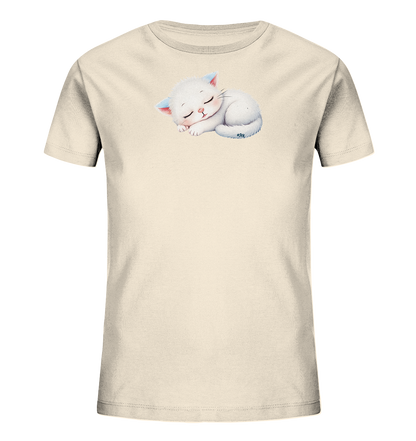 Onlineshop Shirts fuer Kinder - Das Bild zeigt ein cremefarbenes Kinder-T-Shirt. Auf der Vorderseite ist eine suesse, schlafende weisse Katze abgebildet. Das Kaetzchen ist zusammengerollt dargestellt, mit geschlossenen Augen und zartrosa Akzenten an Nase und Ohren. Das Design wirkt beruhigend und liebevoll, ideal fuer die Kleinsten.