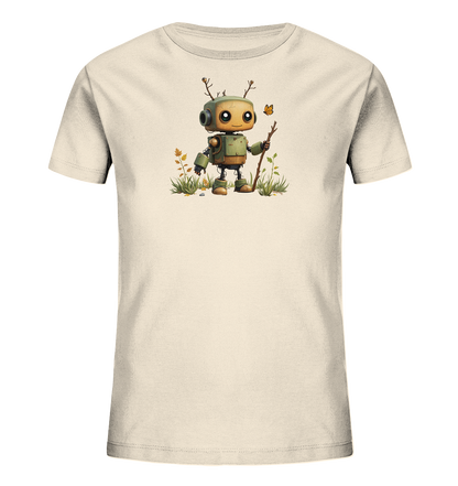 Onlineshop Shirts für Kinder - Das Bild zeigt ein helles T-Shirt mit einem detailreichen Druck auf der Vorderseite. Darauf ist ein freundlicher, grüner Roboter mit Ast-ähnlichen Antennen und großen Augen zu sehen. Der Roboter steht in einer Umgebung mit Gras, Blättern und kleinen Steinen und hält einen Stock in der Hand. Ein kleiner, orangefarbener Schmetterling fliegt neben ihm, was dem Motiv eine verspielte und naturverbundene Note verleiht.
