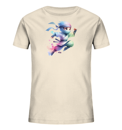 Onlineshop Shirts fuer Kinder - Das Bild zeigt ein beiges Kinder T-Shirt mit einem farbenfrohen Druck. Die Grafik stellt einen springenden Cartoon-Ninja dar, der in einer dynamischen Pose gezeigt wird. Der Ninja traegt eine Maske und Kleidung in Schattierungen von Blau und Violett, umgeben von abstrakten Farbspritzern in Rosa, Blau und Lila. Das Design wirkt actionreich und modern.