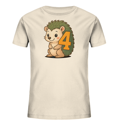 Onlineshop Shirts fuer Kinder - Das Bild zeigt ein helles Kinder-T-Shirt mit einem froehlichen Comic-Igel auf der Vorderseite. Der Igel sitzt, hat gruene Stacheln und ein freundliches Laecheln. Auf seinem Ruecken ist deutlich die orange Zahl '4' zu sehen. Das Design ist neutral und kinderfreundlich gestaltet.