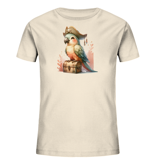 Onlineshop Shirts fuer Kinder - Das Bild zeigt ein helles Kinder-T-Shirt mit einer charmanten Illustration. Ein niedlicher Papagei mit Piratenhut sitzt auf einer detailreichen Schatztruhe. Um den Papagei sind farbige Blaetter und Akzente zu sehen. Das Design wirkt verspielt und ist ideal fuer kleine Abenteurer.