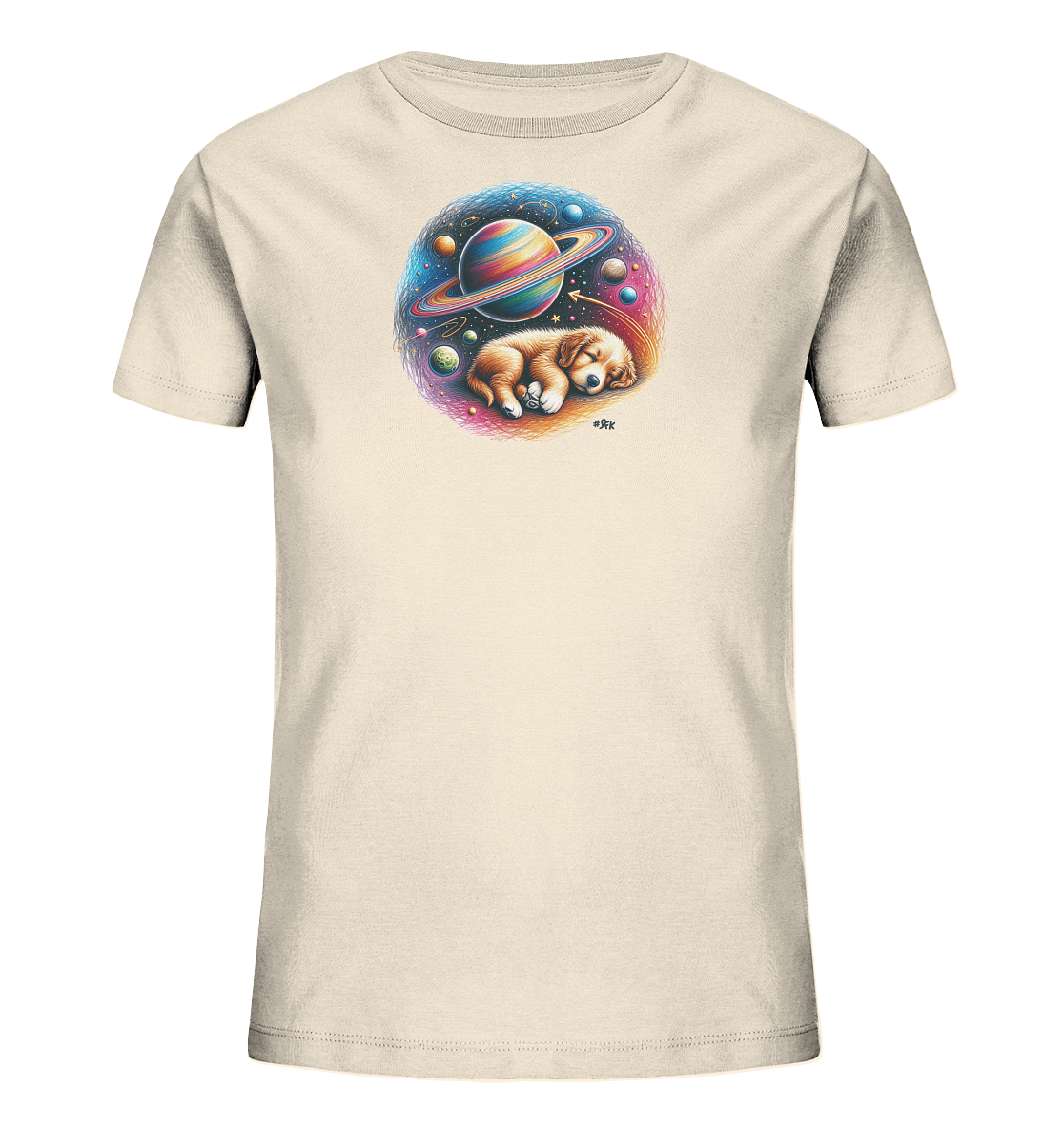 Onlineshop Shirts fuer Kinder - Dieses Bild zeigt ein cremefarbenes Kinder-T-Shirt mit einem grossen, runden Aufdruck auf der Vorderseite. Der Aufdruck zeigt einen schlafenden Welpen in einem fantastischen Weltraumsetting. Man sieht einen bunten Planeten mit Ringen, umgeben von weiteren Himmelskoerpern und Sternen. Das Design wirkt vertraeumt und farbenfroh.