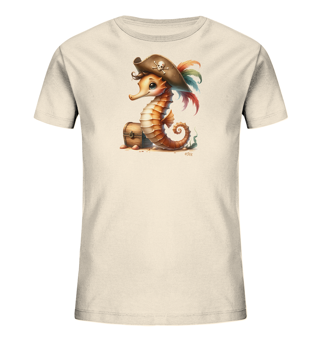 Onlineshop Shirts fuer Kinder - Das Bild zeigt ein helles T-Shirt mit einem detailreichen Comic-Motiv eines Seepferdchens. Das Seepferdchen traegt einen Piratenhut mit Federn und sitzt neben einer kleinen Schatztruhe auf sandigem Untergrund. Muscheln und Seegras runden die maritime Szene ab.