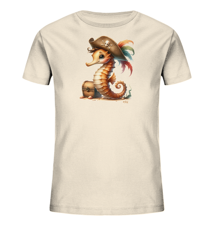 Onlineshop Shirts fuer Kinder - Das Bild zeigt ein helles T-Shirt mit einem detailreichen Comic-Motiv eines Seepferdchens. Das Seepferdchen traegt einen Piratenhut mit Federn und sitzt neben einer kleinen Schatztruhe auf sandigem Untergrund. Muscheln und Seegras runden die maritime Szene ab.