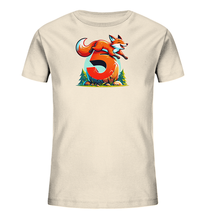 Onlineshop Shirts für Kinder - Das Bild zeigt ein cremefarbenes T-Shirt für Kinder, auf dessen Vorderseite eine bunte Illustration abgebildet ist. Zentrales Element ist die große, orangefarbene Zahl '5', die wie ein Felsen oder Baumstumpf gestaltet ist. Ein springender oranger Fuchs ist dynamisch über der Zahl positioniert, mit einem fröhlichen Ausdruck. Im Hintergrund sind stilisiert Bäume, Gras und ein heller Kreis, der Himmel andeutet, zu sehen, was dem Motiv eine Naturkulisse verleiht.
