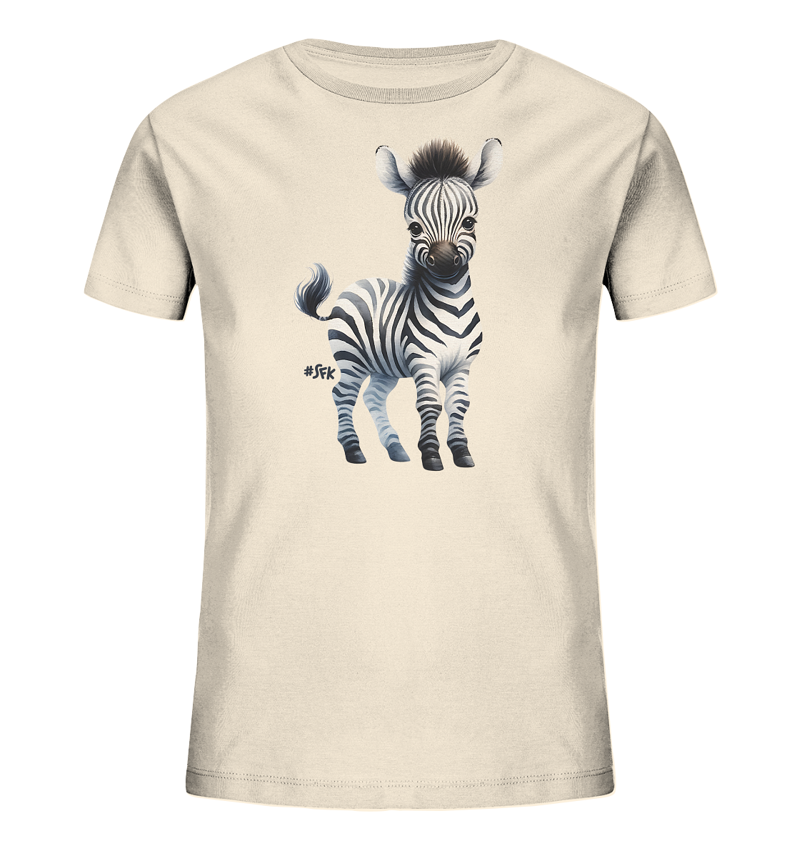 Onlineshop Shirts fuer Kinder - Das Bild zeigt ein helles T-Shirt fuer Kinder mit einem niedlichen Aufdruck eines jungen Zebras. Das Zebra steht frontal und hat das typische schwarz-weisse Streifenmuster sowie eine kleine Maehne. Die Illustration ist detailreich und realistisch gestaltet. Das Shirt hat einen neutralen Farbton, der das Tiermotiv hervorhebt.