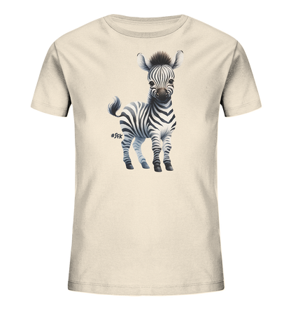 Onlineshop Shirts fuer Kinder - Das Bild zeigt ein helles T-Shirt fuer Kinder mit einem niedlichen Aufdruck eines jungen Zebras. Das Zebra steht frontal und hat das typische schwarz-weisse Streifenmuster sowie eine kleine Maehne. Die Illustration ist detailreich und realistisch gestaltet. Das Shirt hat einen neutralen Farbton, der das Tiermotiv hervorhebt.