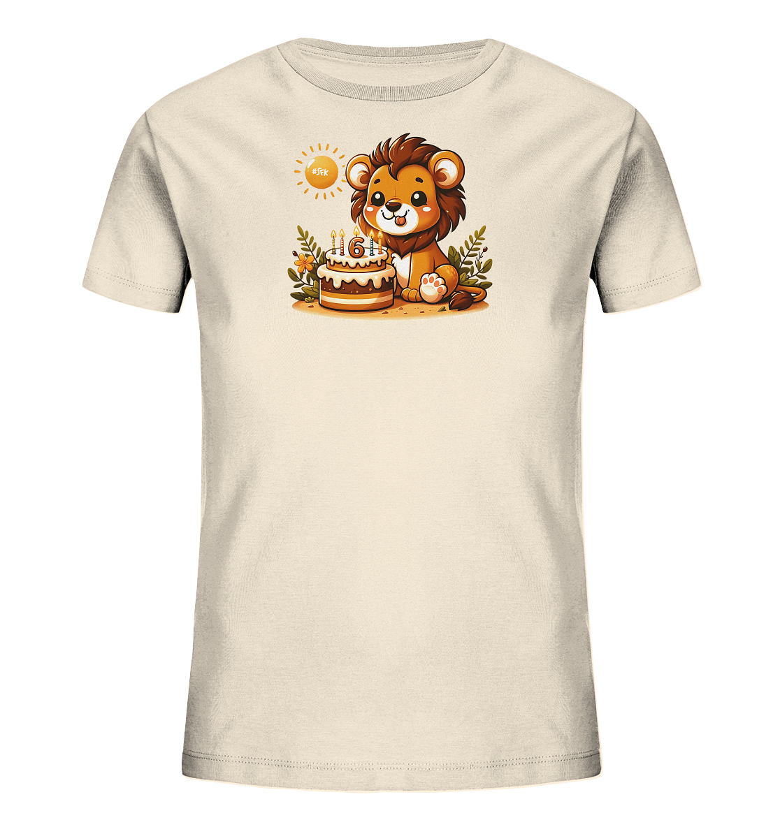 Onlineshop Shirts fuer Kinder - Das Bild zeigt ein hellbeiges Kinder-T-Shirt mit einem niedlichen Comic-Motiv. Ein kleiner Loewe sitzt froehlich neben einem Geburtstagskuchen mit brennenden Kerzen. Die Kerzen auf dem Kuchen zeigen die Zahl 6. Um das Motiv herum sind Blaetter und Blumen sowie eine Sonne dargestellt.