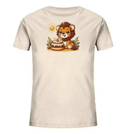 Onlineshop Shirts fuer Kinder - Das Bild zeigt ein hellbeiges Kinder-T-Shirt mit einem niedlichen Comic-Motiv. Ein kleiner Loewe sitzt froehlich neben einem Geburtstagskuchen mit brennenden Kerzen. Die Kerzen auf dem Kuchen zeigen die Zahl 6. Um das Motiv herum sind Blaetter und Blumen sowie eine Sonne dargestellt.