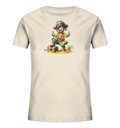 Onlineshop Shirts fuer Kinder - Das Bild zeigt ein cremefarbenes Kinder-T-Shirt. Auf der Vorderseite ist eine farbenfrohe Illustration eines froehlichen kleinen Piraten abgebildet. Der Pirat steht jubelnd auf einer hoelzernen Schatzkiste an einem Strand mit einer Palme. Das Motiv wirkt lebendig und abenteuerlich.