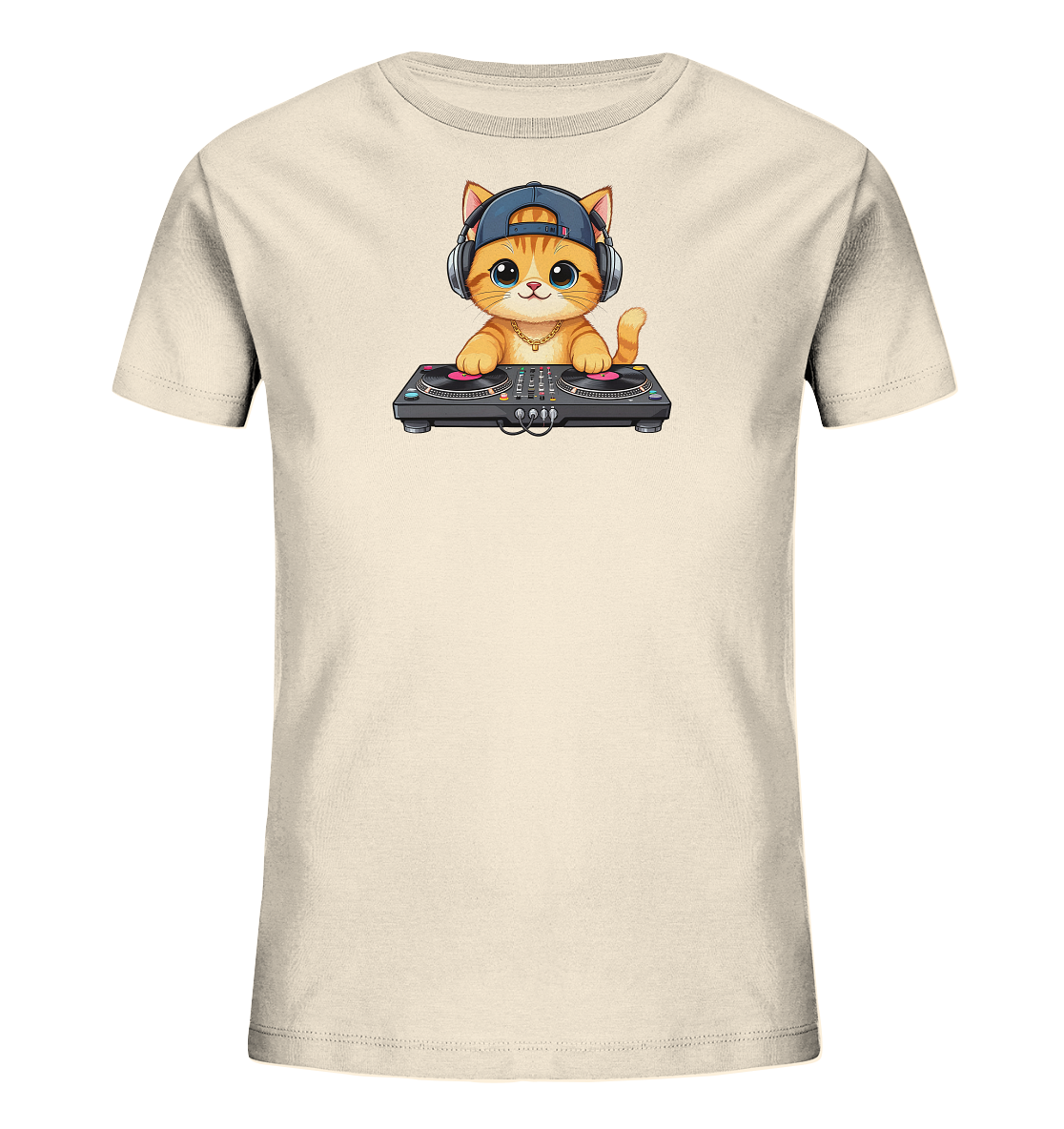Onlineshop Shirts fuer Kinder - Das Bild zeigt ein cremefarbenes T-Shirt fuer Kinder. Darauf ist eine niedliche, orangefarbene Katze abgebildet, die eine blaue Kappe und Kopfhoerer traegt. Die Katze sitzt vor einem DJ-Mischpult und hat ein freundliches Aussehen. Das Design verleiht dem Shirt einen verspielten und musikalischen Charakter.