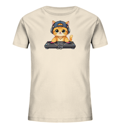 Onlineshop Shirts fuer Kinder - Das Bild zeigt ein cremefarbenes T-Shirt fuer Kinder. Darauf ist eine niedliche, orangefarbene Katze abgebildet, die eine blaue Kappe und Kopfhoerer traegt. Die Katze sitzt vor einem DJ-Mischpult und hat ein freundliches Aussehen. Das Design verleiht dem Shirt einen verspielten und musikalischen Charakter.
