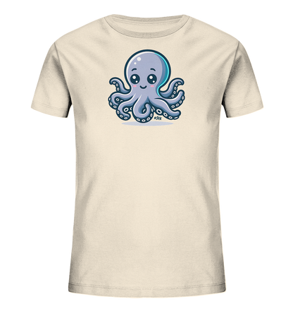 Onlineshop Shirts fuer Kinder - Das Bild zeigt ein cremefarbenes Kinder-T-Shirt. Auf der Vorderseite ist eine charmante, cartoonhafte Illustration einer hellblauen Krake zu sehen. Die Krake hat grosse Augen, ein Laecheln und sitzt auf einer schattigen Flaeche. Das Design wirkt freundlich und verspielt.