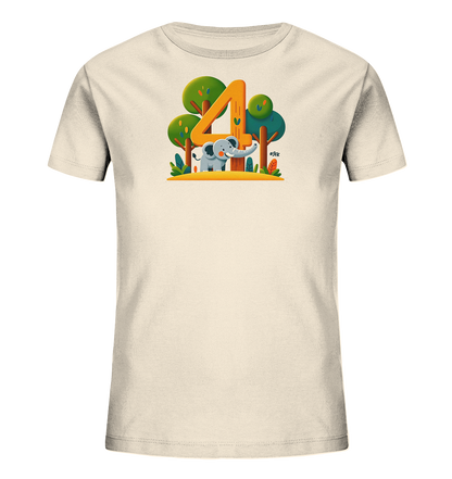 Onlineshop Shirts fuer Kinder - Das Bild zeigt ein cremefarbenes Kinder-T-Shirt mit einem farbenfrohen Aufdruck auf der Vorderseite. Die Grafik stellt eine grosse orangefarbene Zahl Vier dar, neben der ein freundlicher Cartoon-Elefant mit erhobenem Ruessel steht. Im Hintergrund sind stilisierte Baeume und Pflanzen zu sehen, die eine natuerliche Umgebung andeuten. Das gesamte Design wirkt heiter und ansprechend fuer Kinder.