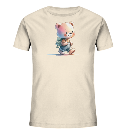 Onlineshop Shirts für Kinder - Das Bild zeigt ein cremefarbenes Kinder-T-Shirt mit einer Illustration eines gehenden Bärenjungen auf der Vorderseite. Der Bär trägt blaue Latzhosen und einen grünen Rucksack, mit einem freundlichen Ausdruck und rosigen Wangen. Das Motiv ist in einem sanften, aquarellartigen Stil gestaltet und befindet sich in der Mitte des Shirts. Dieses Design verleiht dem T-Shirt einen verspielten und charmanten Look.