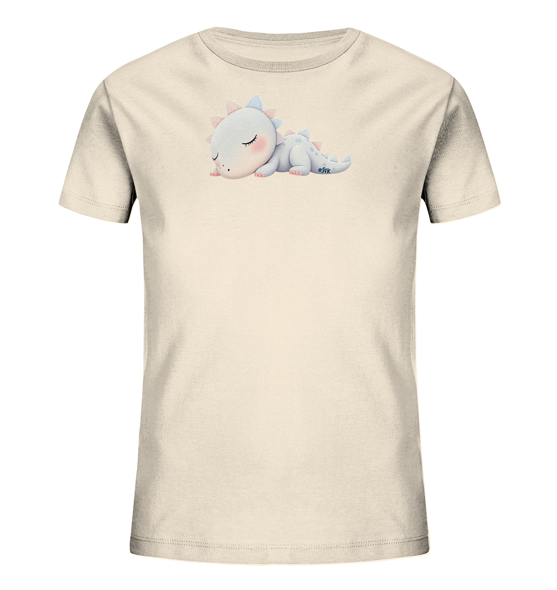 Onlineshop Shirts fuer Kinder - Das Bild zeigt ein beiges Kinder-T-Shirt mit einem niedlichen Motiv eines schlafenden Baby-Drachen auf der Vorderseite. Der kleine Drache ist hellblau-grau gefaerbt, hat rosafarbene Wangen und Stacheln und liegt friedlich mit geschlossenen Augen da. Das Design ist zentral platziert und verleiht dem Shirt einen sanften und beruhigenden Ausdruck.