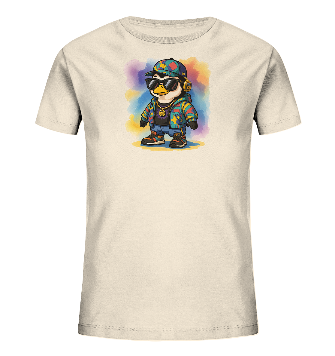 Onlineshop Shirts fuer Kinder - Das Bild zeigt ein beiges Kinder-T-Shirt mit einem stylischen Pinguin-Motiv. Der Pinguin traegt Sonnenbrille, Kopfhoerer, eine bunte Kappe, eine Goldkette und eine farbenfrohe Jacke. Im Hintergrund des Motivs befindet sich ein Aquarell-Effekt in verschiedenen Farbtoenen. Das Gesamtbild ist lebhaft und modern gestaltet.