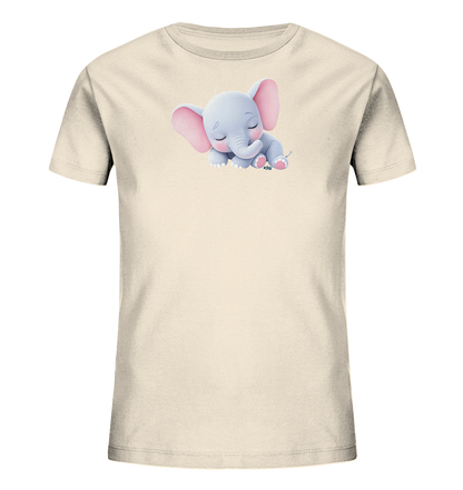 Onlineshop Shirts fuer Kinder - Das Bild zeigt ein cremefarbenes Kinder-T-Shirt mit einem niedlichen Elefantenmotiv auf der Vorderseite. Der kleine Elefant ist in sanften Blaugrau- und Rosatoenen gehalten. Er liegt friedlich mit geschlossenen Augen da, was einen beruhigenden und liebevollen Ausdruck vermittelt. Das Design ist verspielt und ideal fuer ein Kinderoutfit.