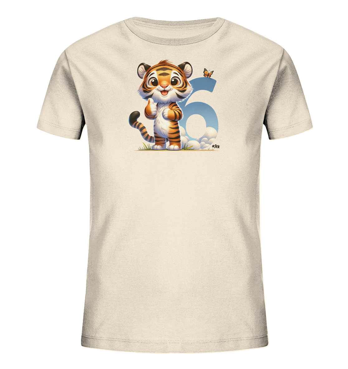 Onlineshop Shirts fuer Kinder - Das Bild zeigt ein beigefarbenes T-Shirt mit einem niedlichen Cartoon-Tiger-Motiv. Der kleine Tiger steht laechelnd auf Gras und zeigt einen Daumen hoch. Im Hintergrund ist eine grosse, hellblaue Zahl '5' mit Wolken zu sehen. Über der Zahl fliegt ein kleiner Schmetterling, was dem Design eine froehliche Note verleiht.