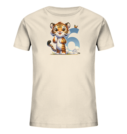Onlineshop Shirts fuer Kinder - Das Bild zeigt ein beigefarbenes T-Shirt mit einem niedlichen Cartoon-Tiger-Motiv. Der kleine Tiger steht laechelnd auf Gras und zeigt einen Daumen hoch. Im Hintergrund ist eine grosse, hellblaue Zahl '5' mit Wolken zu sehen. Über der Zahl fliegt ein kleiner Schmetterling, was dem Design eine froehliche Note verleiht.