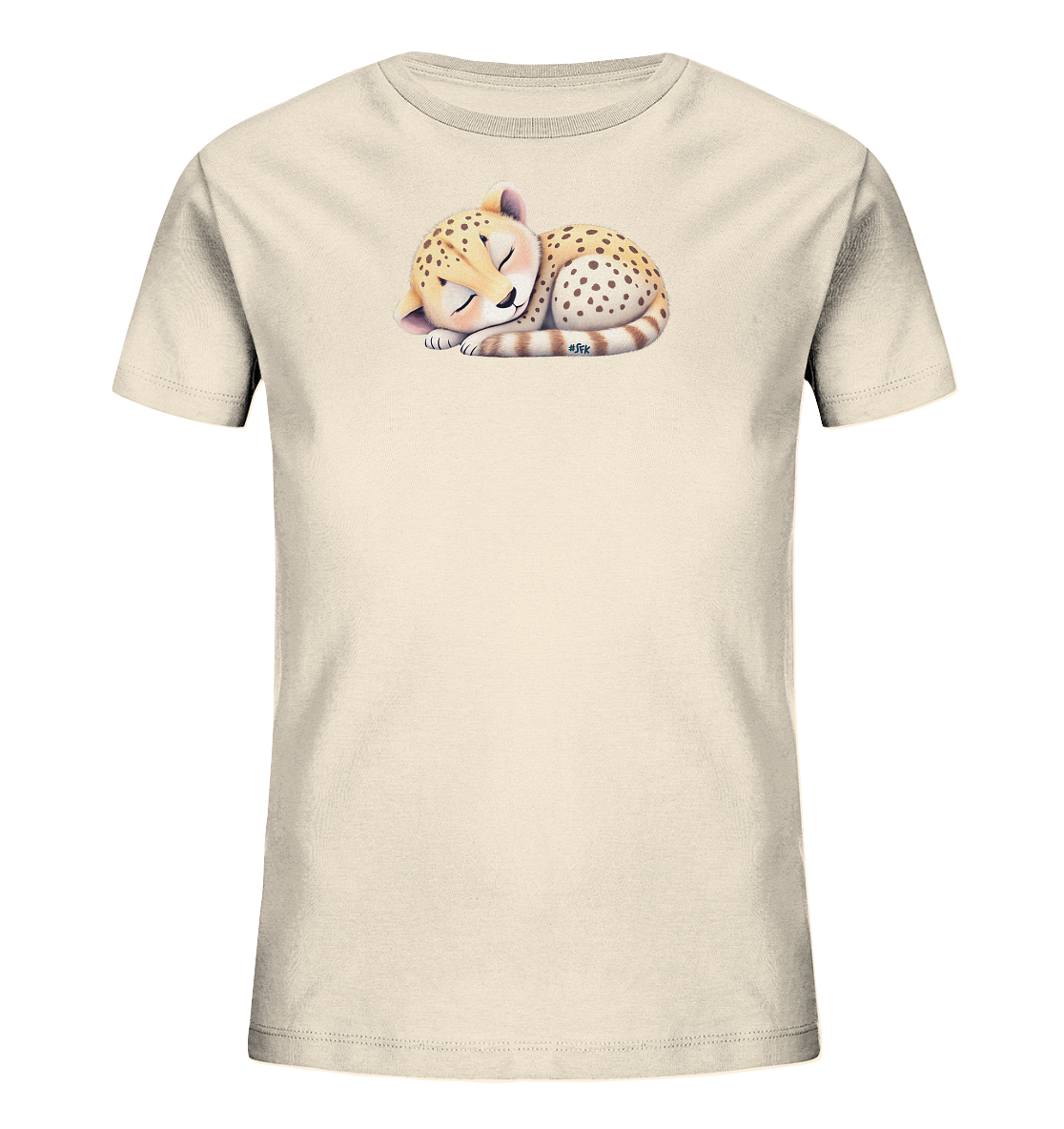 Onlineshop Shirts fuer Kinder - Das Bild zeigt ein hellbeiges Kinder-T-Shirt. Auf der Vorderseite ist ein niedliches, schlafendes Gepardenbaby abgebildet. Das kleine Tier ist zusammengerollt, mit geschlossenen Augen und seinen charakteristischen Flecken und gestreiften Schwanz. Das Motiv strahlt Ruhe und Sanftheit aus.