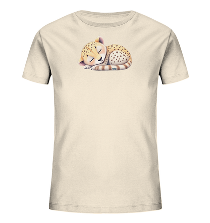 Onlineshop Shirts fuer Kinder - Das Bild zeigt ein hellbeiges Kinder-T-Shirt. Auf der Vorderseite ist ein niedliches, schlafendes Gepardenbaby abgebildet. Das kleine Tier ist zusammengerollt, mit geschlossenen Augen und seinen charakteristischen Flecken und gestreiften Schwanz. Das Motiv strahlt Ruhe und Sanftheit aus.