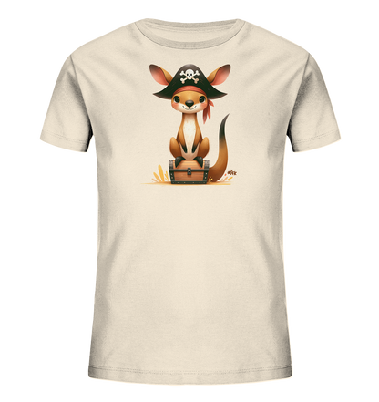 Onlineshop Shirts fuer Kinder - Das Bild zeigt ein helles Kinder-T-Shirt mit einem niedlichen Druck. Ein cartoonhaftes Kaenguru sitzt auf einer Schatzkiste und traegt einen Piratenhut mit Totenkopf sowie ein rotes Kopftuch. Das Design ist verspielt und zeigt das Kaenguru mit grossen Augen und einem freundlichen Ausdruck.