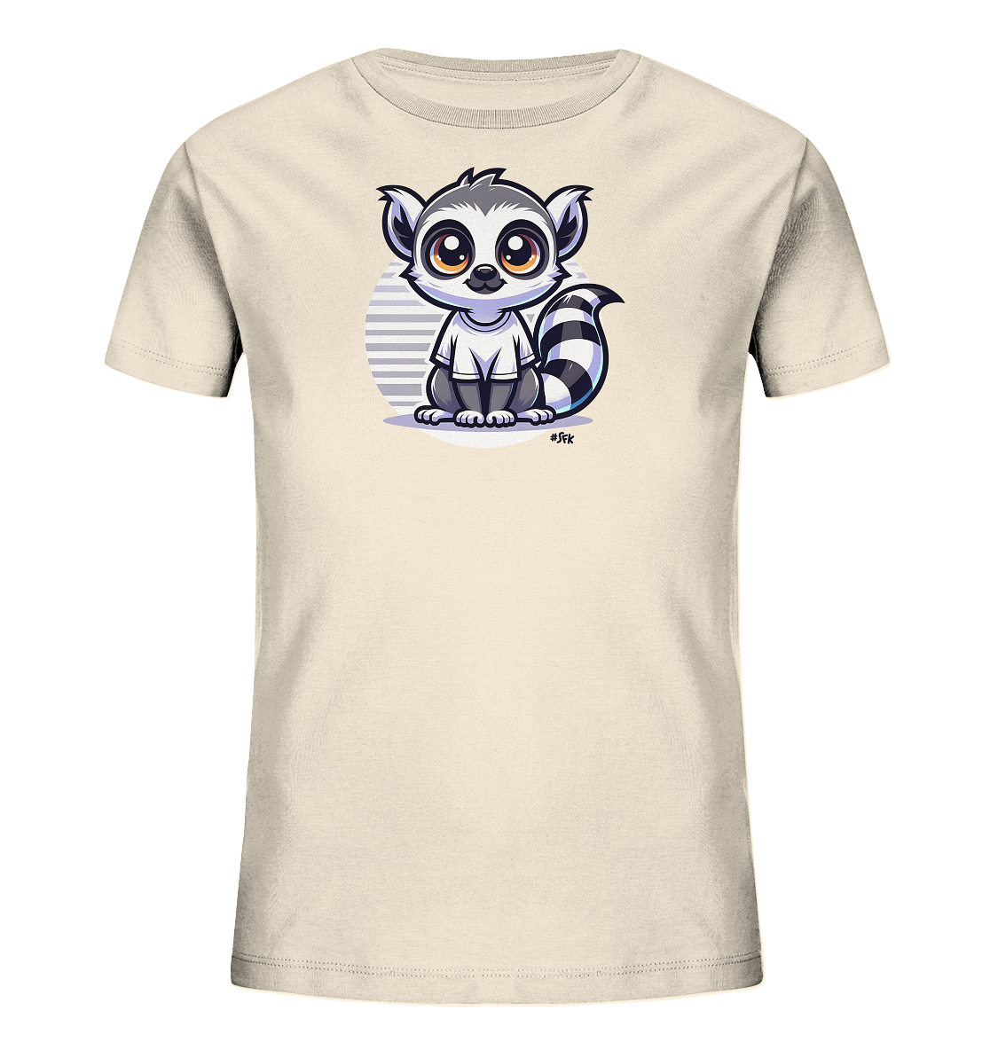Onlineshop Shirts fuer Kinder - Das Bild zeigt ein hellbeiges Kinder-T-Shirt mit einem niedlichen Cartoon-Motiv auf der Vorderseite. Ein suesser Ringelschwanzlemur mit grossen Augen und einem markanten gestreiften Schwanz sitzt aufrecht. Das gezeichnete Tier traegt selbst ein kleines weisses T-Shirt. Im Hintergrund des Motivs ist ein gestreifter Kreis platziert, der das Design abrundet.