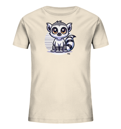 Onlineshop Shirts fuer Kinder - Das Bild zeigt ein hellbeiges Kinder-T-Shirt mit einem niedlichen Cartoon-Motiv auf der Vorderseite. Ein suesser Ringelschwanzlemur mit grossen Augen und einem markanten gestreiften Schwanz sitzt aufrecht. Das gezeichnete Tier traegt selbst ein kleines weisses T-Shirt. Im Hintergrund des Motivs ist ein gestreifter Kreis platziert, der das Design abrundet.
