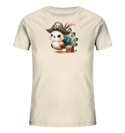 Onlineshop Shirts fuer Kinder - Das Bild zeigt ein cremefarbenes Kinder-T-Shirt mit einem niedlichen Motiv einer Eule in Piratenverkleidung. Die Eule traegt einen Piratenhut und steht neben einer kleinen Schatzkiste. Im Hintergrund sind grosse, bunte Federn zu sehen, die dem Design eine verspielte Note verleihen. Das Motiv ist detailreich und farbenfroh gestaltet.