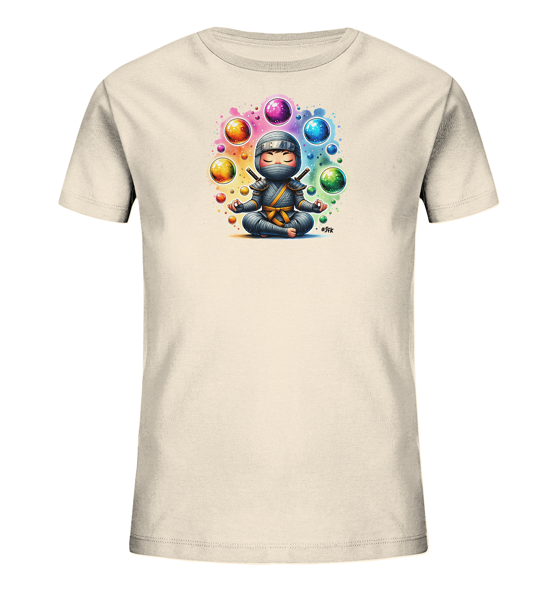 Onlineshop Shirts fuer Kinder - Dieses beigefarbene Kinder-T-Shirt zeigt einen einzigartigen Aufdruck auf der Vorderseite. Das Motiv stellt eine kleine, im Lotussitz meditierende Figur im Ninjakostuem dar. Um die Figur herum schweben bunte, schimmernde Kugeln in verschiedenen Groessen und Farben. Das gesamte Design wirkt ruhig und fantasievoll.