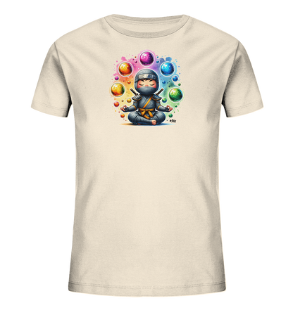 Onlineshop Shirts fuer Kinder - Dieses beigefarbene Kinder-T-Shirt zeigt einen einzigartigen Aufdruck auf der Vorderseite. Das Motiv stellt eine kleine, im Lotussitz meditierende Figur im Ninjakostuem dar. Um die Figur herum schweben bunte, schimmernde Kugeln in verschiedenen Groessen und Farben. Das gesamte Design wirkt ruhig und fantasievoll.