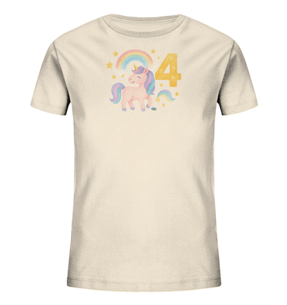 Onlineshop Shirts fuer Kinder - Das Bild zeigt ein beiges Kinder-T-Shirt mit einem farbenfrohen Aufdruck auf der Vorderseite. Das Design umfasst ein niedliches rosa Einhorn mit bunter Maehne vor einem Regenbogen und gelben Sternen. Eine grosse, goldgelbe Zahl 4 ist ebenfalls Teil des Motivs. Die Darstellung wirkt verspielt und freundlich, perfekt fuer Kinder.