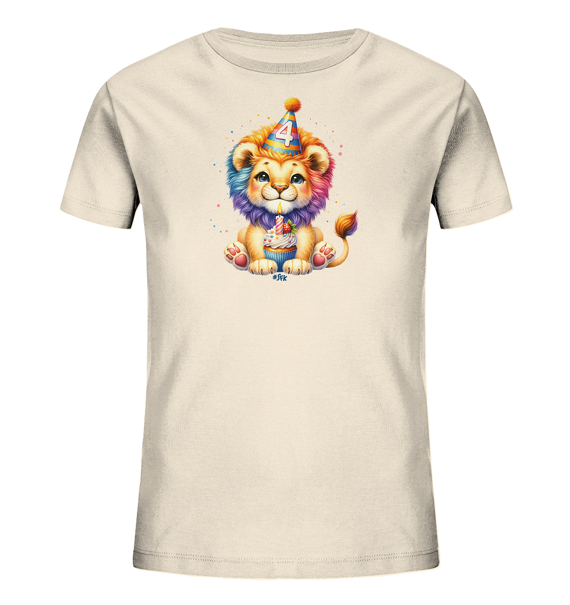 Onlineshop Shirts für Kinder - Das Bild zeigt ein hellbeiges T-Shirt mit einem niedlichen Cartoon-Motiv eines sitzenden Baby-Löwen. Der Löwe trägt einen bunten Partyhut mit der Nummer '4' und hält einen kleinen Cupcake mit Kerze. Seine Mähne ist regenbogenfarben gestaltet, und das Design wird von kleinen Farbspritzern ergänzt. Dieses Shirt eignet sich ideal für einen vierten Geburtstag.