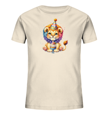 Onlineshop Shirts für Kinder - Das Bild zeigt ein hellbeiges T-Shirt mit einem niedlichen Cartoon-Motiv eines sitzenden Baby-Löwen. Der Löwe trägt einen bunten Partyhut mit der Nummer '4' und hält einen kleinen Cupcake mit Kerze. Seine Mähne ist regenbogenfarben gestaltet, und das Design wird von kleinen Farbspritzern ergänzt. Dieses Shirt eignet sich ideal für einen vierten Geburtstag.