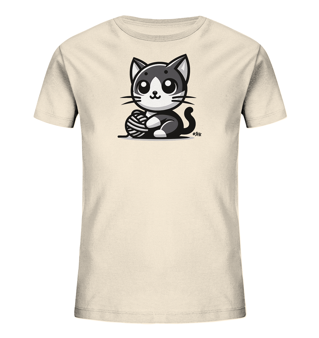 Onlineshop Shirts fuer Kinder - Das Bild zeigt ein cremefarbenes Kinder-T-Shirt mit einer niedlichen Grafik. Darauf ist eine sitzende Katze in Schwarz-Weiss abgebildet. Die Katze hat grosse Augen und haelt einen Wollknaeuel. Das Design ist schlicht und verspielt.